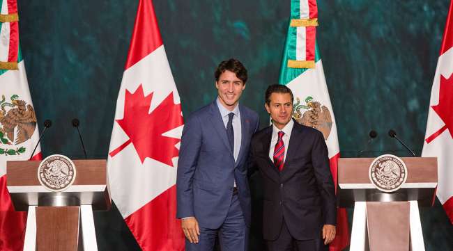 Justin Trudeau, Canada's prime minister, left, and Enrique Pena Nieto, Mexico's president, pose for a photograph during a news conference at the the Palacio Nacional in Mexico City, Mexico, on Thursday, Oct. 12, 2017.